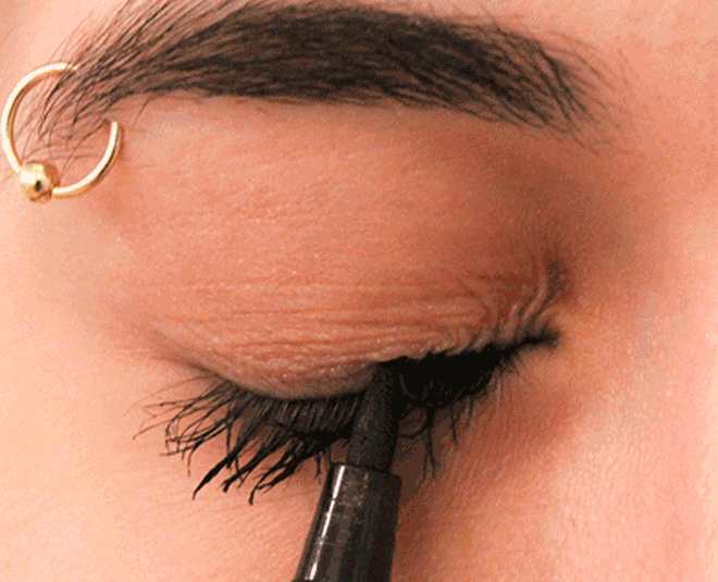 बीच में थोड़ा thick करें little thick liner